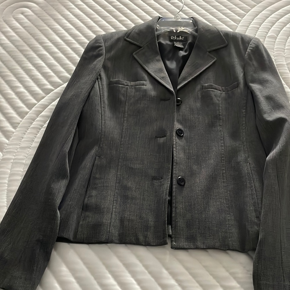 Ladies dress jacket.  Has side pockets and Brest pockets, waist length.